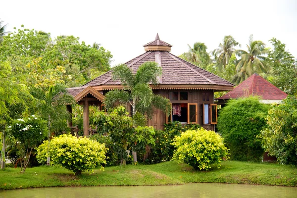 Thai building on the river — Stock Photo, Image