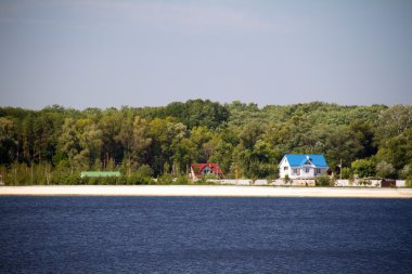 Dnipro Nehri'nin kıyısında