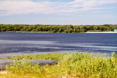 Dnipro Nehri'nin kıyısında