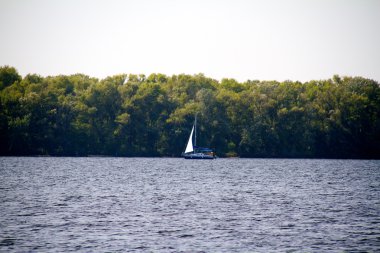 Dnipro Nehri'nin kıyısında