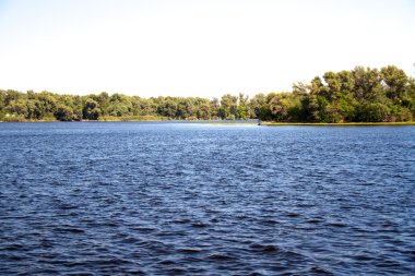 Dnipro Nehri'nin kıyısında