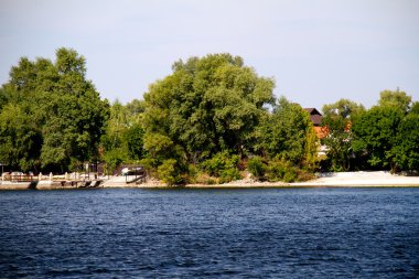 Dnipro Nehri'nin kıyısında