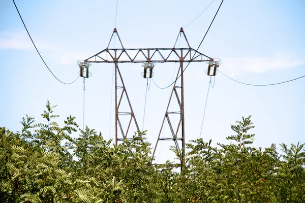 Elektriskt torn på en bakgrund av den blå himlen — Stockfoto