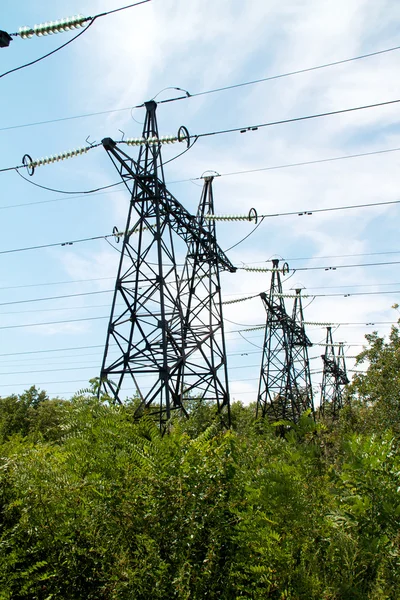 Elektriskt torn på en bakgrund av den blå himlen — Stockfoto