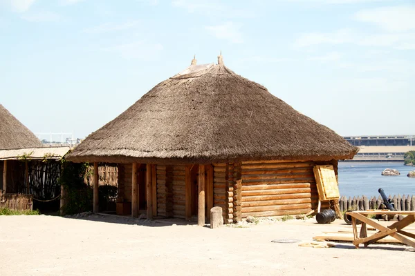 Oude traditionele houten huis (Oekraïne). — Stockfoto
