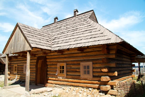 Oude traditionele houten huis (Oekraïne). — Stockfoto
