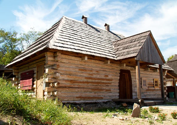 Antigua casa de madera tradicional (Ucrania ). — Foto de Stock