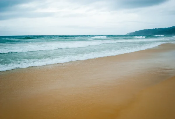 Bela praia tempestuosa — Fotografia de Stock
