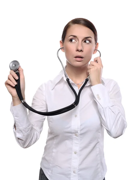 Médica feminina ouvir com um estetoscópio — Fotografia de Stock