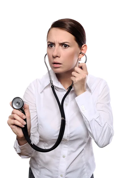 Vrouwelijke arts luisteren met een stethoscoop — Stockfoto