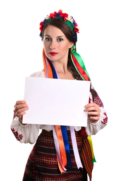 Femeia în costum național care arată foaia de hârtie — Fotografie, imagine de stoc