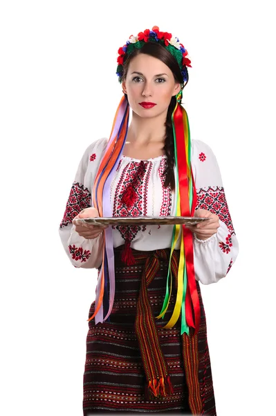 Žena v ukraininan kostýmu drží prázdný zásobník — Stock fotografie