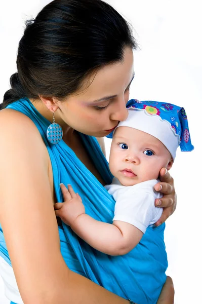 Anne bebeğini taşıyan bir askı içinde — Stok fotoğraf