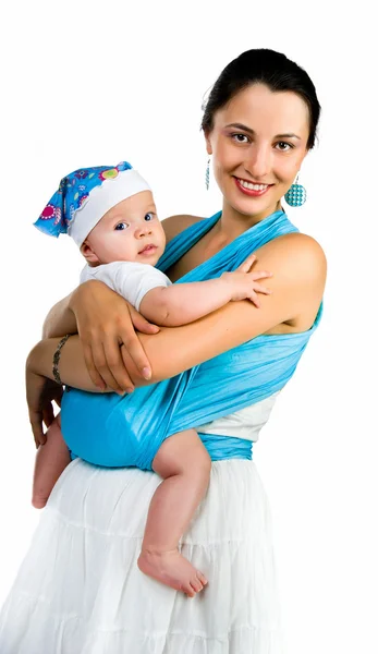 Mãe carregando seu bebê em uma funda — Fotografia de Stock