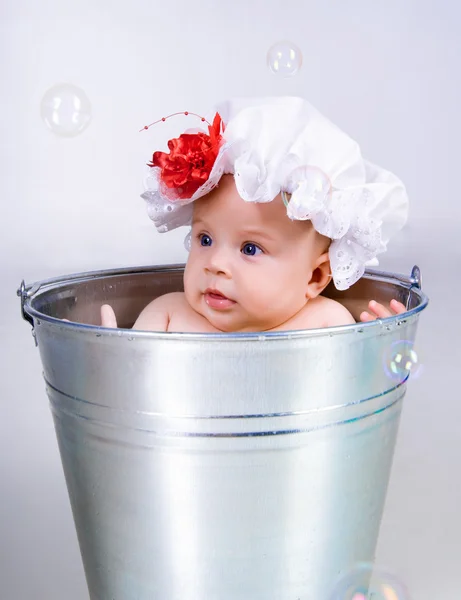 Baby op een emmer — Stockfoto