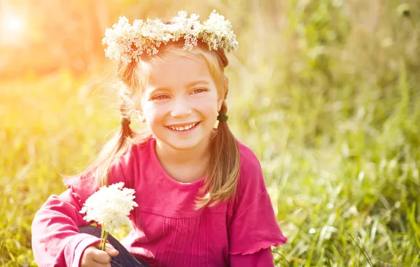 Kleines Mädchen im Blumenkranz — Stockfoto