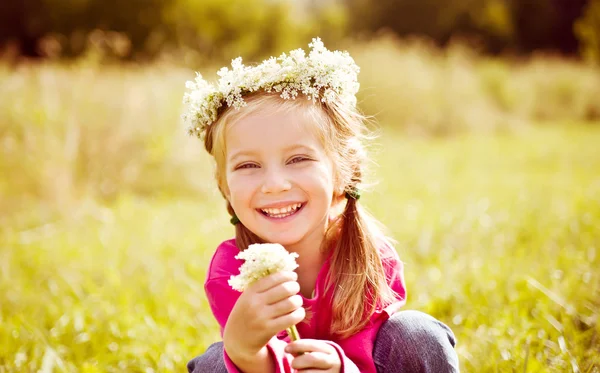 Mała dziewczynka w wieńcu kwiatów — Zdjęcie stockowe