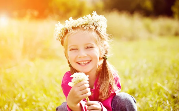 Çiçek çelengi içindeki küçük kız — Stok fotoğraf