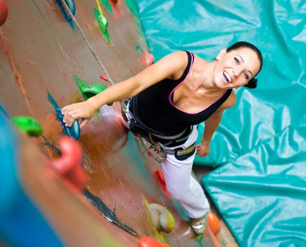 Women climbing on a wall — Stock Photo, Image