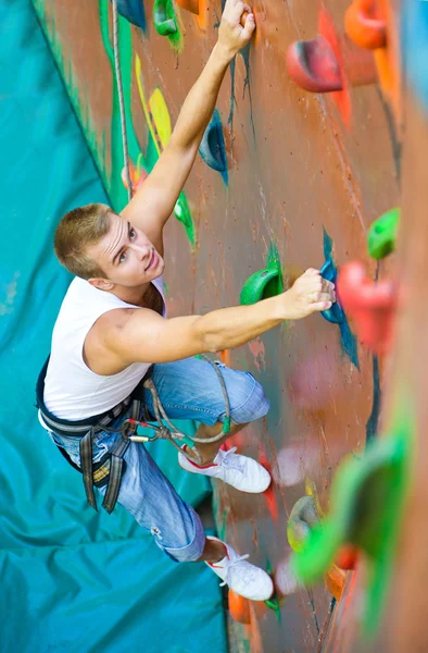Erkekler bir duvara tırmanma — Stok fotoğraf