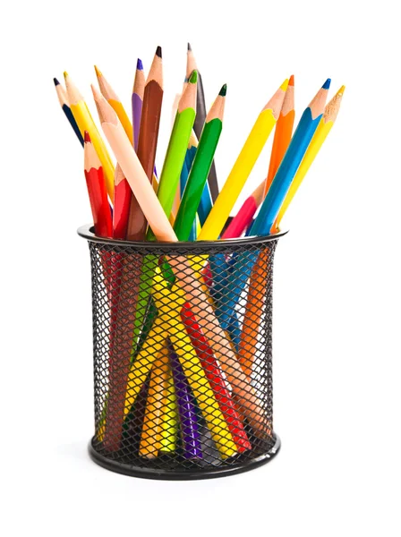 Cesto portacarte pieno di matite colorate — Foto Stock