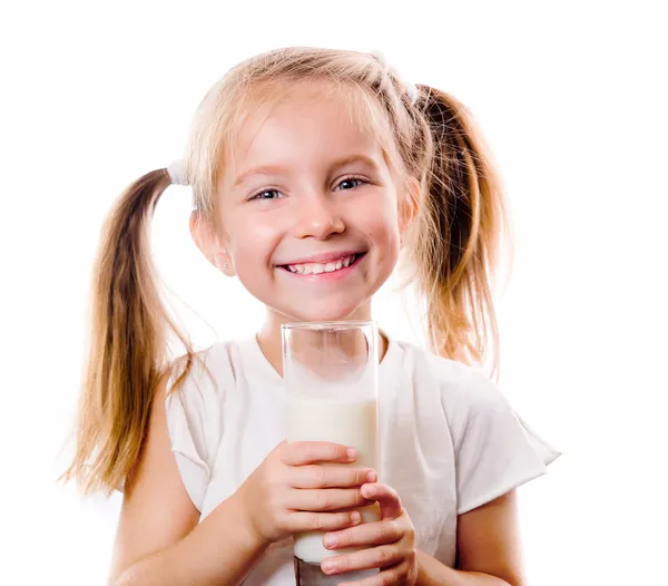Bir bardak süt tutan küçük bir kız — Stok fotoğraf