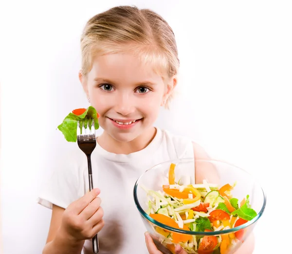 야채 샐러드를 먹는 어린 소녀 — 스톡 사진
