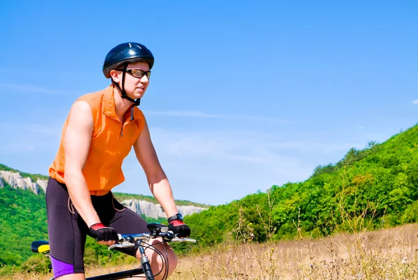 Adam hismuontain-bisiklet ile — Stok fotoğraf