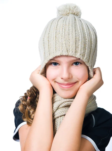 Kleines Mädchen mit Mütze und Schal — Stockfoto