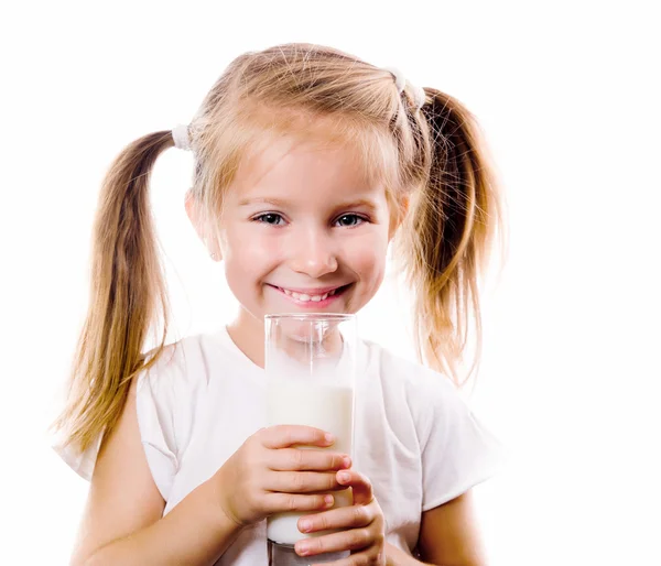 Πορτρέτο ενός μικρού κοριτσιού που κατέχουν ένα φλιτζάνι γάλα — Φωτογραφία Αρχείου