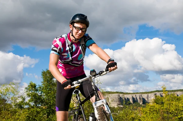 Un hombre con su bicicleta de montaña. —  Fotos de Stock