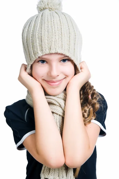 Kleines Mädchen mit Mütze und Schal — Stockfoto