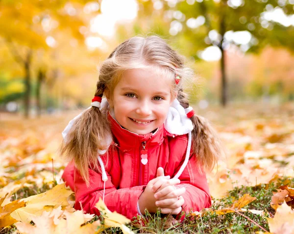 Höst porträtt av en liten flicka — Stockfoto