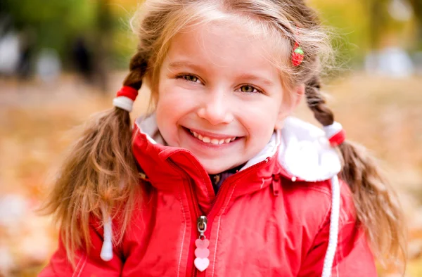 Höst porträtt av en liten flicka — Stockfoto