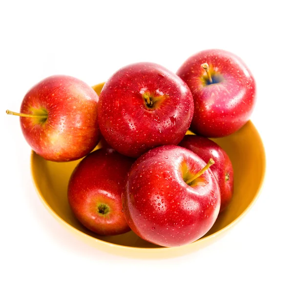 Яблоки в желтой миске — стоковое фото