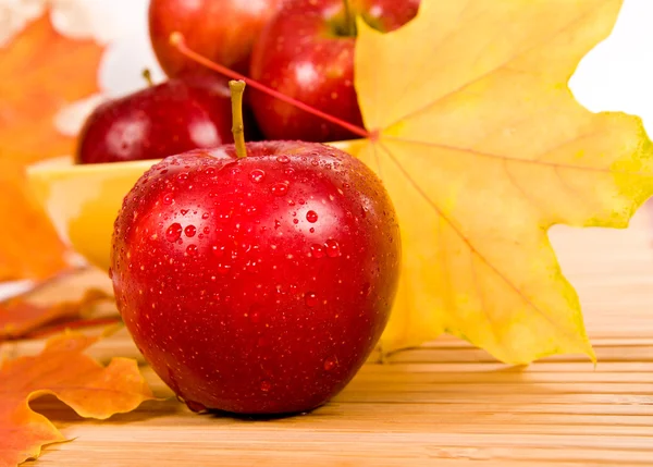 Яблоки в желтой миске — стоковое фото