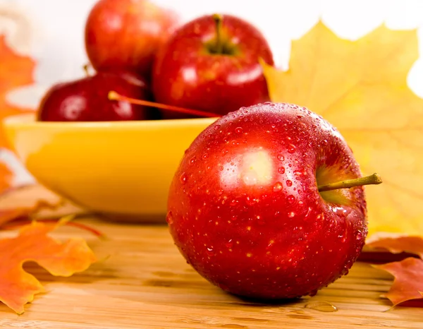 Äpplen i en gul skål — Stockfoto
