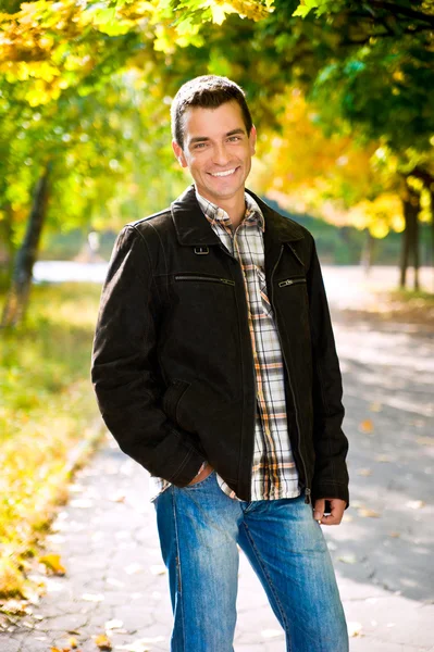 Portrét venku šťastný mladý muž — Stock fotografie
