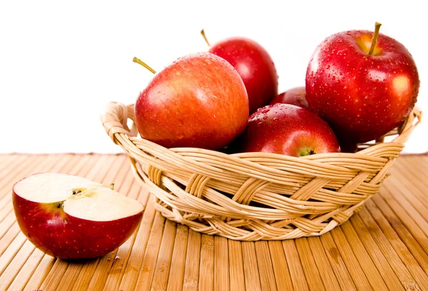 Äpplen i en gul korg — Stockfoto