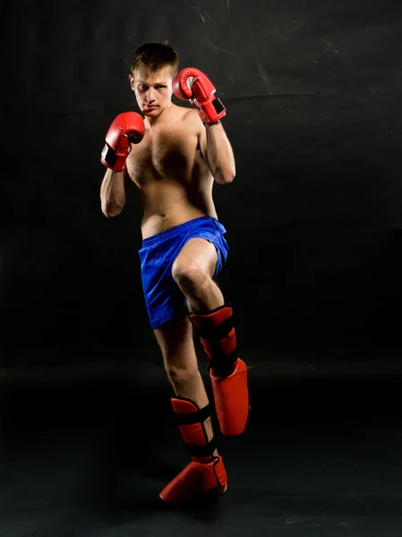 Retrato de jovem com luvas de boxe — Fotografia de Stock