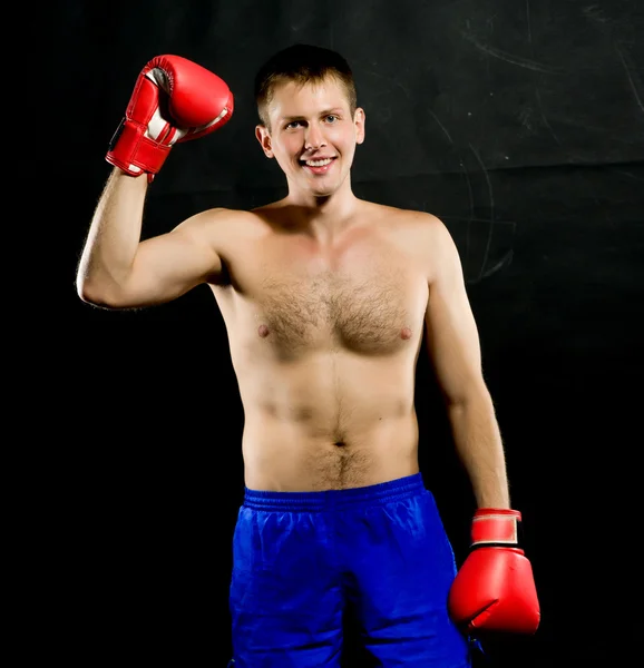 Portret van een jonge man met bokshandschoenen — Stockfoto