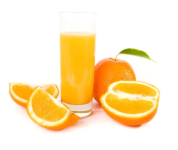 Pomarańczowe owoce z zielonych liści — Zdjęcie stockowe