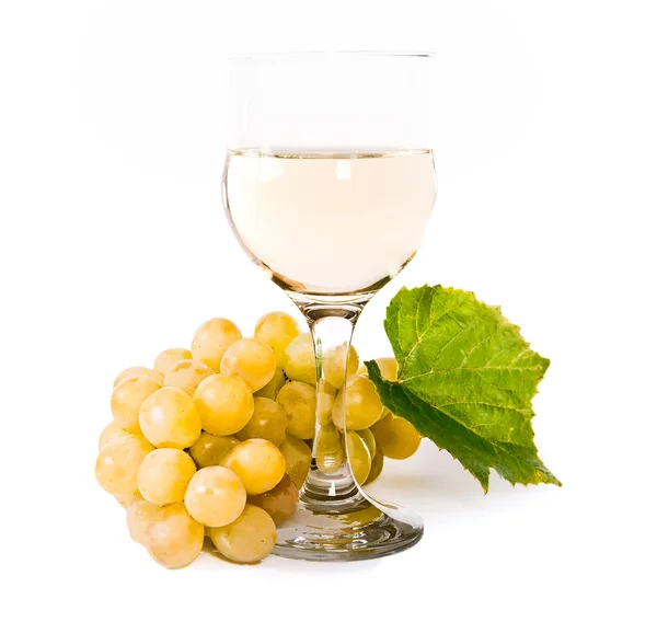 Винное стекло с белым вином и виноградом — стоковое фото