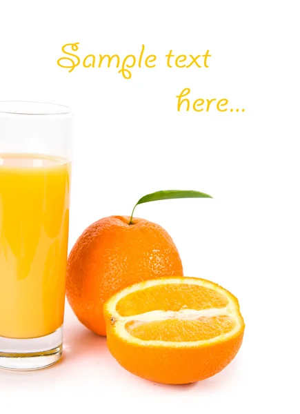 Oranžové plody se zelenými listy — Stock fotografie