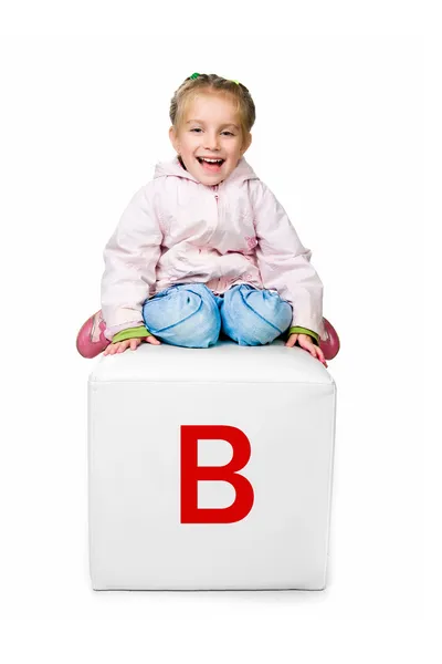 Dzieciak na bloku z list — Zdjęcie stockowe