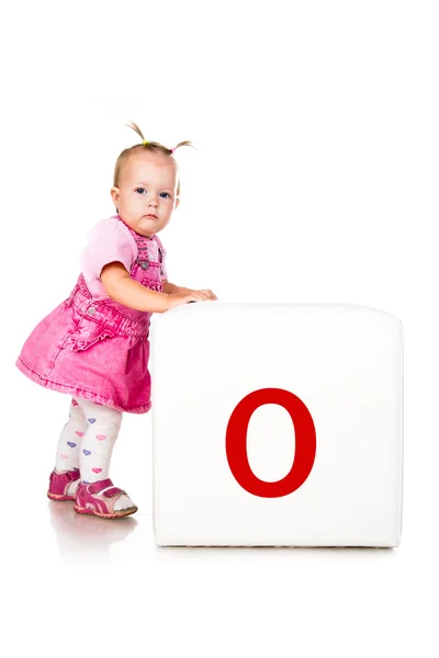 Küçük çocuk üzerinde blok ile mektup — Stok fotoğraf