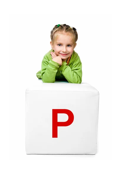 Маленька дитина на блоці з літерою — стокове фото