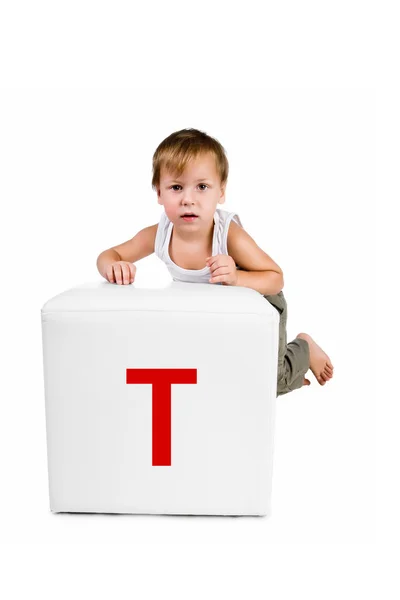 Kleine jongen op het blok met letter — Stockfoto