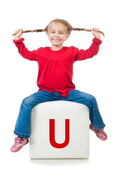 Kleines Kind auf dem Block mit Buchstaben — Stockfoto