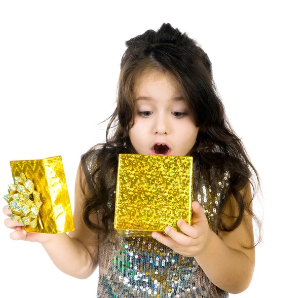 Aranyos lány egy ajándék — Stock Fotó